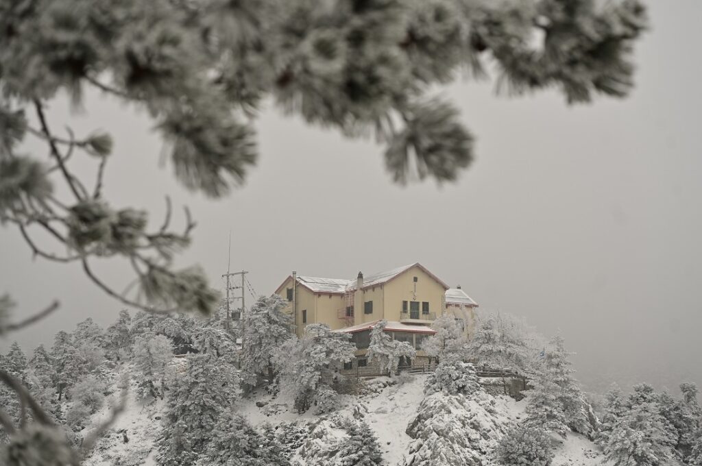 Σε πλήρη εξέλιξη η κακοκαιρία στη Δυτική Ελλάδα: Βροχές, χαλάζι, θυελλώδεις άνεμοι και χιόνια (Βίντεο)