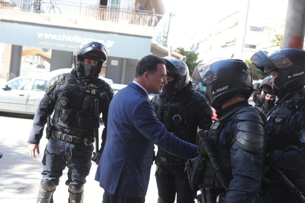 Η λατρεία Άδωνι στους αστυνομικούς στο κρατικό Νίκαιας και τα μανικετόκουμπα των ΗΠΑ: «Σας αγαπώ περισσότερο απ' ό,τι νομίζετε - Τα φορούσα για τον "δράκουλα"»
