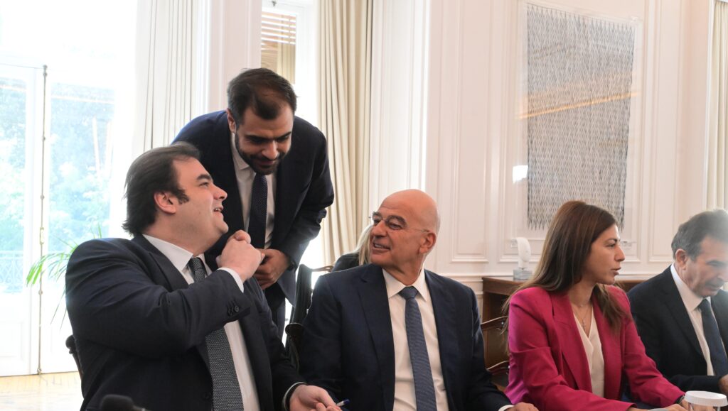 Δεν το άφησαν να πέσει κάτω: Η απάντηση Μαρινάκη στον Δένδια για το DNA της κυβέρνησης