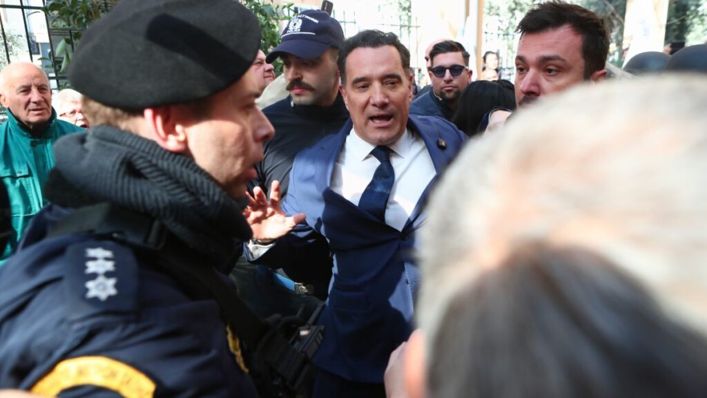 Ο Άδωνις Γεωργιάδης και τα δυνατά πνευμόνια