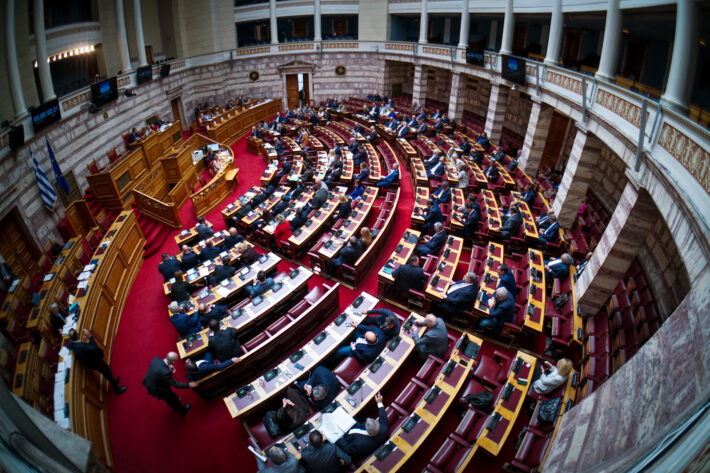 Αλλαγή χάρτη: Ποια κόμματα μένουν εκτός βουλής και ποια νέα μπαίνουν σύμφωνα με τις δημοσκοπήσεις