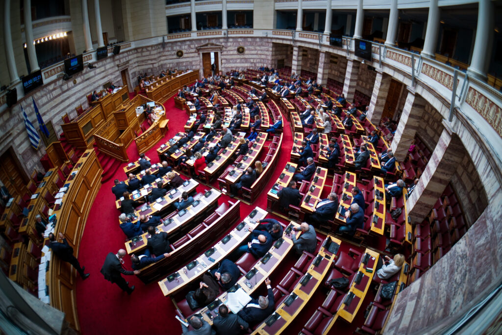 Αλλαγή χάρτη: Ποια κόμματα μένουν εκτός βουλής και ποια νέα μπαίνουν σύμφωνα με τις δημοσκοπήσεις