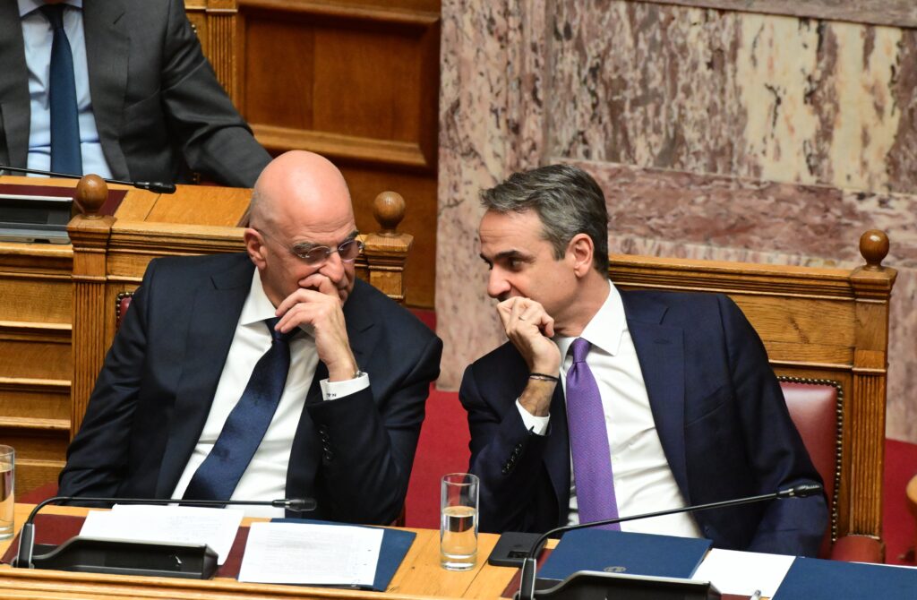 Συνέδριο Ν.Δ.: Αρχισε η «μάχη» των δελφίνων στο κόμμα που θέλει να ελέγξει πλήρως ο Μητσοτάκης