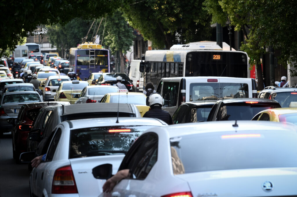 Υποχρεωτικά τα αυτοκόλλητα σε όλα τα αυτοκίνητα - Ποιο νέο μέτρο ετοιμάζει η Ευρώπη