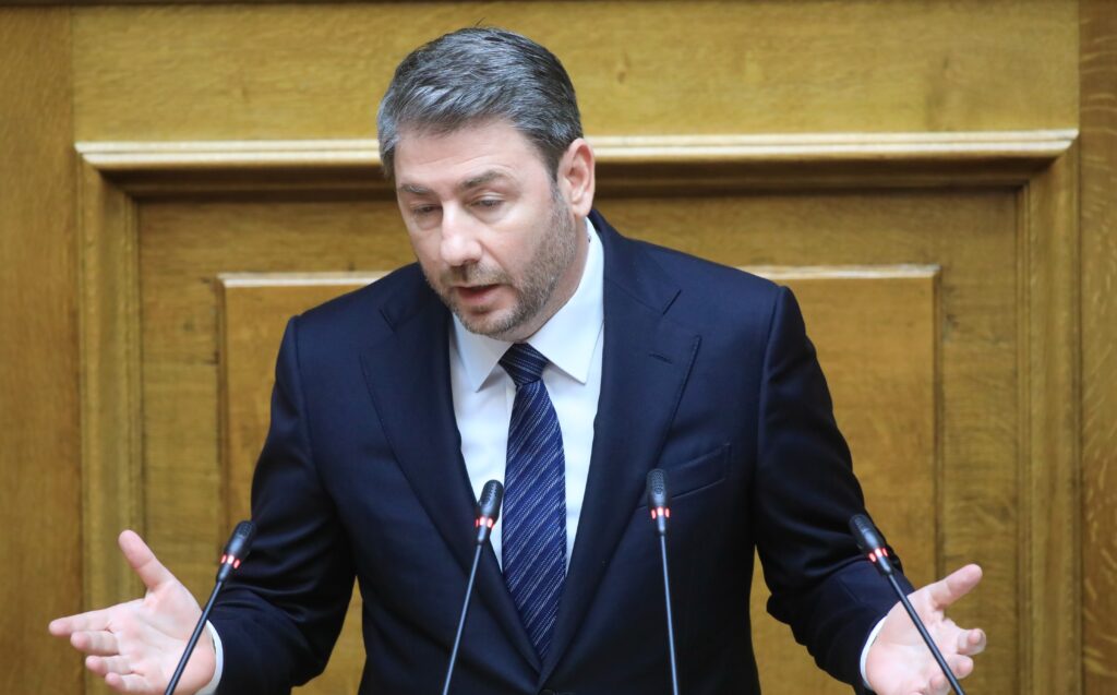 «Θα λογοδοτήσετε μέρα-μεσημέρι»: Σύγκρουση Μητσοτάκη-Ανδρουλάκη στη Βουλή