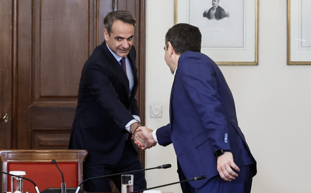 Οι υποκλοπές φουντώνουν πάλι την κόντρα Μητσοτάκη – Τσίπρα ενόψει εκλογών