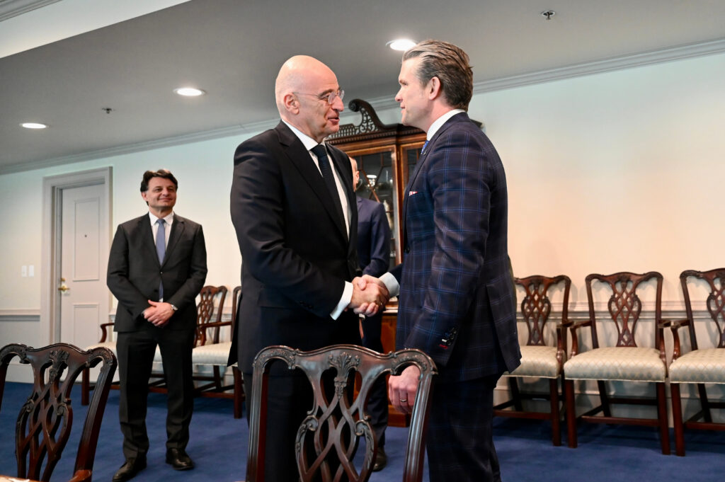 Υπουργός Άμυνας των ΗΠΑ: «Τους χτυπάμε χειρουργικά, συντριπτικά και αμετανόητα»