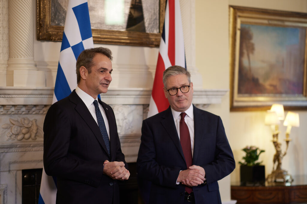 Στάρμερ: Η Βρετανία στέλνει ελικόπτερα με αντι-drone τεχνολογία και αντιτορπιλικό στην Κύπρο