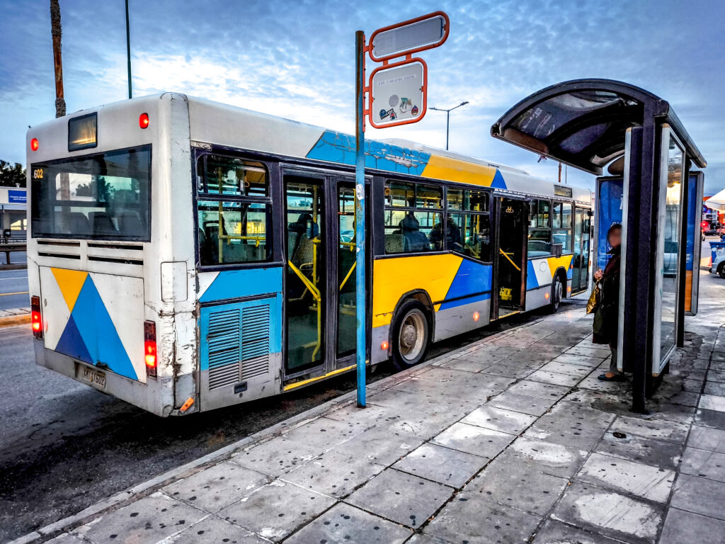Νεαρός χτύπησε με στυλό στο πρόσωπο συνεπιβάτη στο λεωφορείο