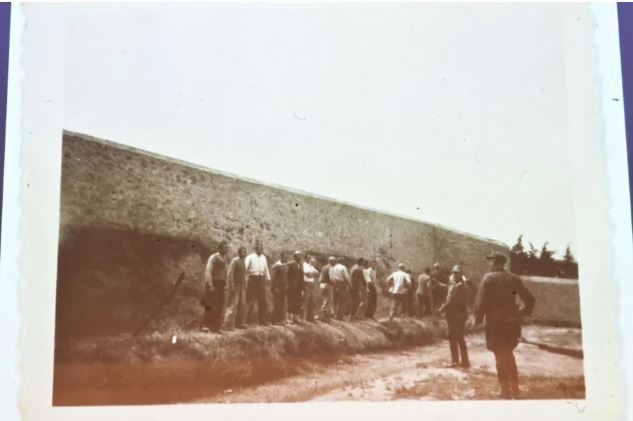 Παρουσιάστηκαν τα 262 ντοκουμέντα με τις φωτογραφίες της Καισαριανής (Εικόνες)