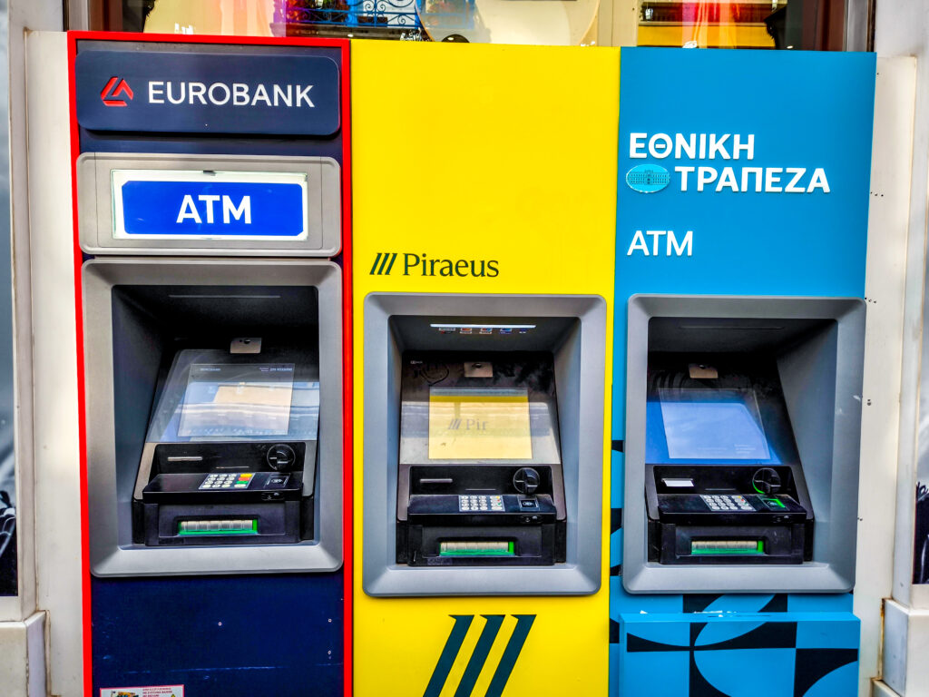 Τέλος οι δωρεάν τραπεζικοί λογαριασμοί – Ξεκινούν σταδιακά οι μηνιαίες χρεώσεις