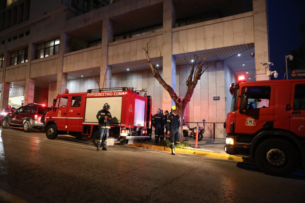 Συναγερμός στη ΓΑΔΑ: Άντρας φώναζε πως θα τους τινάξει στον αέρα – Αληθινή η χειροβομβίδα που κρατούσε στο χέρι