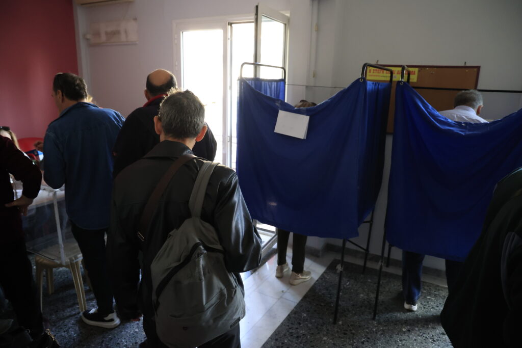 Δημοσκόπηση Opinion Poll: Πήρε τη σωστή απόφαση για τη Μέση Ανατολή - Επτακομματική η επόμενη Βουλή