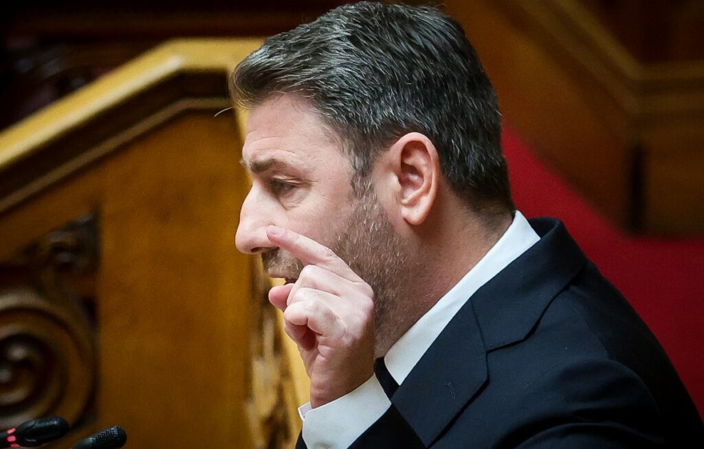ΠΑΣΟΚ σε τεντωμένο σχοινί: Κινδυνεύει κάποιος από τους δελφίνους να έχει την τύχη του Οδυσσέα Κωνσταντινόπουλου;