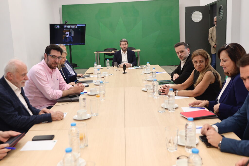 Ούτε Δούκας, ούτε Γερουλάνος: Το πρόσωπο - έκπληξη του ΠΑΣΟΚ που μπαίνει δυνατά στο κόλπο της αρχηγίας