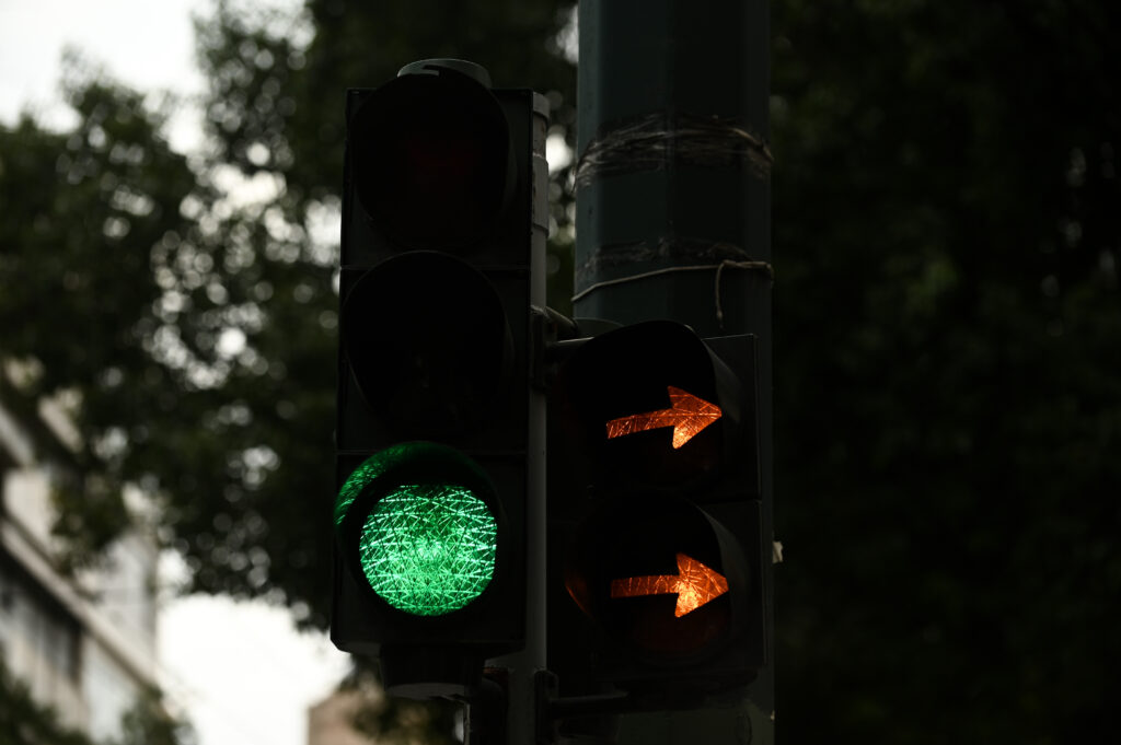 Πορτοκαλί φανάρι: Επιτρέπεται να περάσουμε ή όχι;