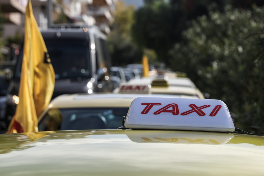 Βγήκαν στους δρόμους για τα… ταξί και τα καύσιμα