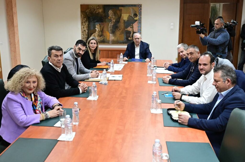 Καύσιμα: Παραμένει το πλαφόν, φρενάρουν οι απεργίες μετά τη συνάντηση Θεοδωρικάκου με τους βενζινοπώλες