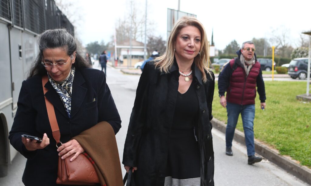 Τέμπη, 3 χρόνια μετά: Η ώρα της δικαιοσύνης για τα 57 θύματα – Ξεκινά η ιστορική δίκη στο Γαιόπολις