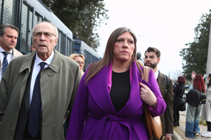 Τέμπη, 3 χρόνια μετά: Η ώρα της δικαιοσύνης για τα 57 θύματα – Ξεκινά η ιστορική δίκη στο Γαιόπολις