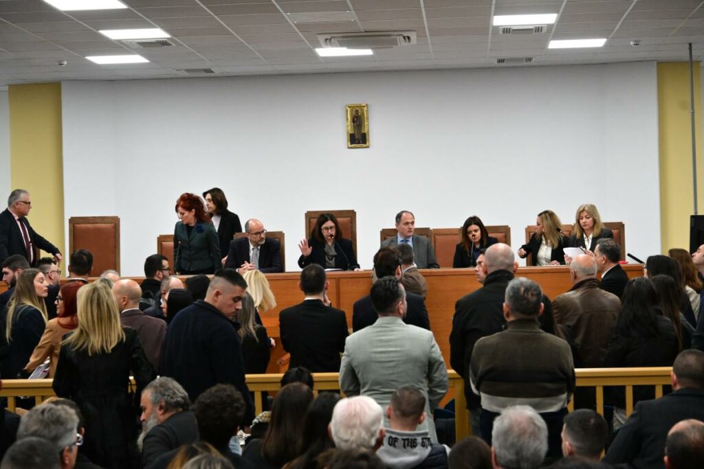 Τέμπη: Την 1 η Απριλίου θα συνεχιστεί η δίκη - Ένταση, διακοπή και οργή για τις συνθήκες, «τρία χρόνια περιμένουμε»