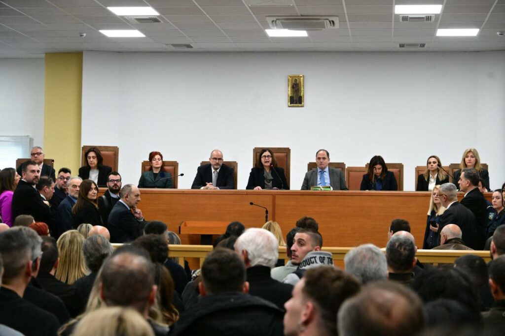 Τέμπη: Ξεκίνησε με χάος η δίκη, «ντροπή» φωνάζουν οι συγγενείς για την αίθουσα - Αναβολή για την 1η Απριλίου