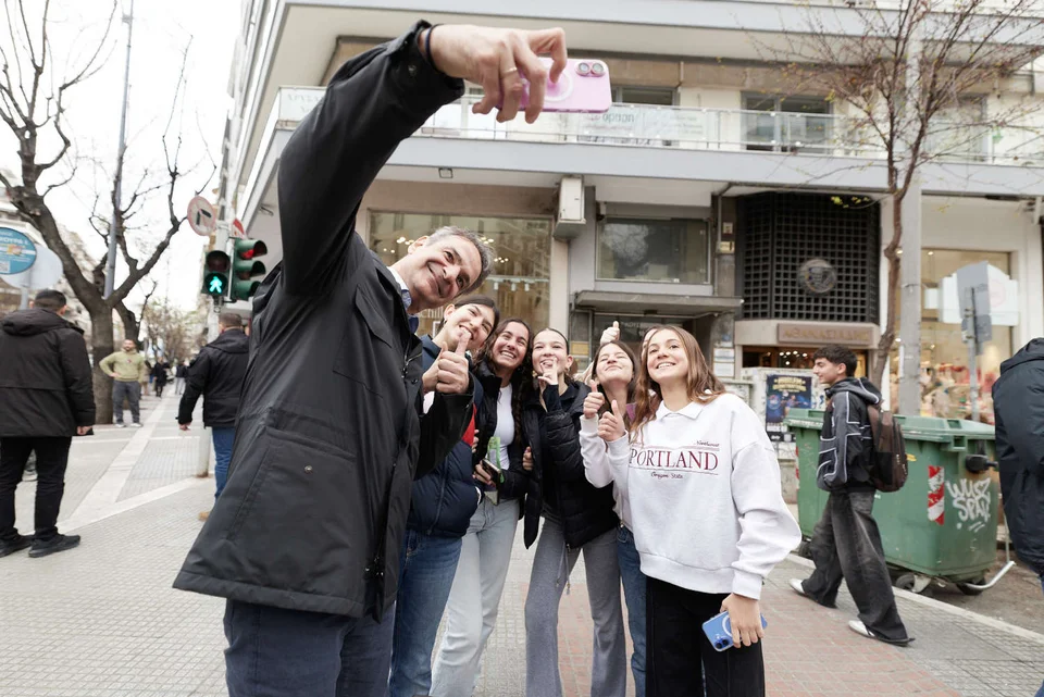 Οι selfies του Μητσοτάκη στη Θεσσαλονίκη και η συνάντησή του με σκύλο… ρομπότ (Εικόνες & Βίντεο)