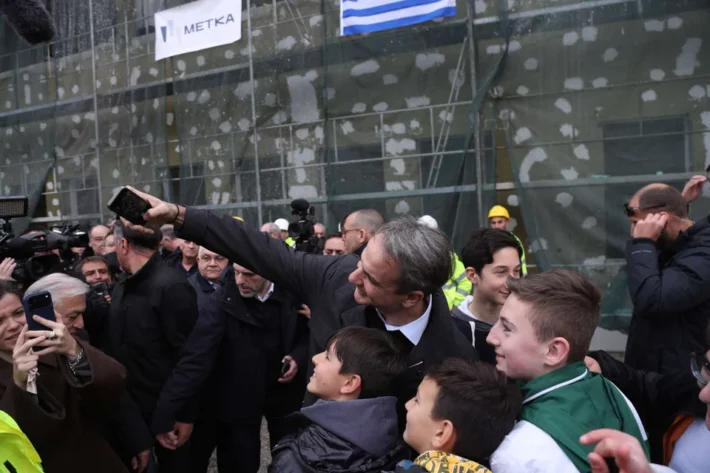 Οι selfies του Μητσοτάκη στη Θεσσαλονίκη και η συνάντησή του με σκύλο… ρομπότ (Εικόνες & Βίντεο)