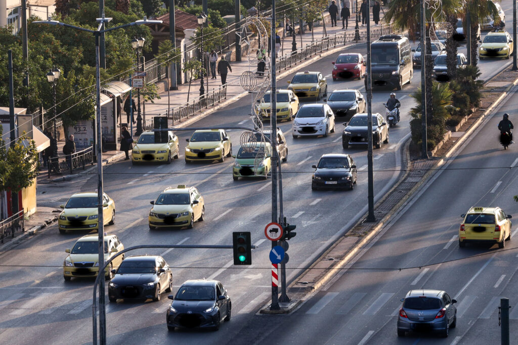 Τριπλάσιο πρόστιμο για όσους παρκάρουν με αυτόν τον τρόπο στην Αθήνα - πόσο πληρώνουν και πότε χάνουν το δίπλωμα