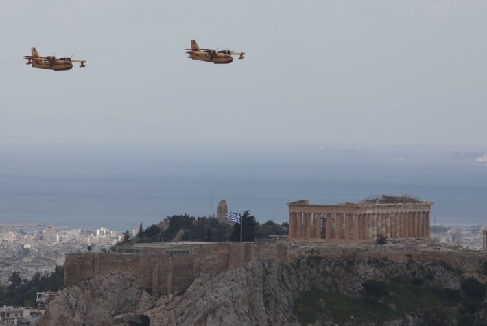 Μεγαλειώδης η στρατιωτική παρέλαση στην Αθήνα για την 25η Μαρτίου: Δύναμη ειρήνης η Ελλάδα (pics-vid)