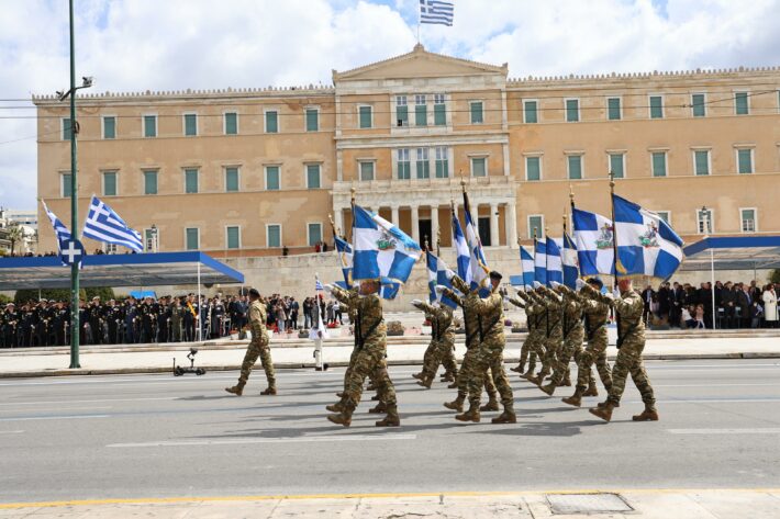 Μεγαλειώδης η στρατιωτική παρέλαση στην Αθήνα για την 25η Μαρτίου: Δύναμη ειρήνης η Ελλάδα (pics-vid)