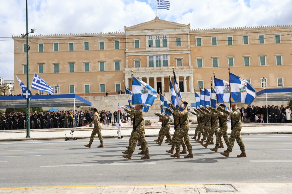 Μεγαλειώδης η στρατιωτική παρέλαση στην Αθήνα για την 25η Μαρτίου: Δύναμη ειρήνης η Ελλάδα (pics-vid)