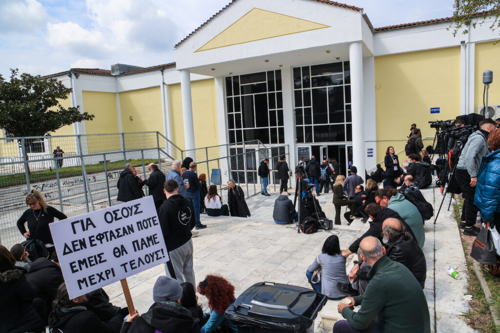 Τέμπη: Συνειδητός σχεδιασμός αποκλεισμού – Το κράτος επιχειρεί δίκη κεκλεισμένων θυρών