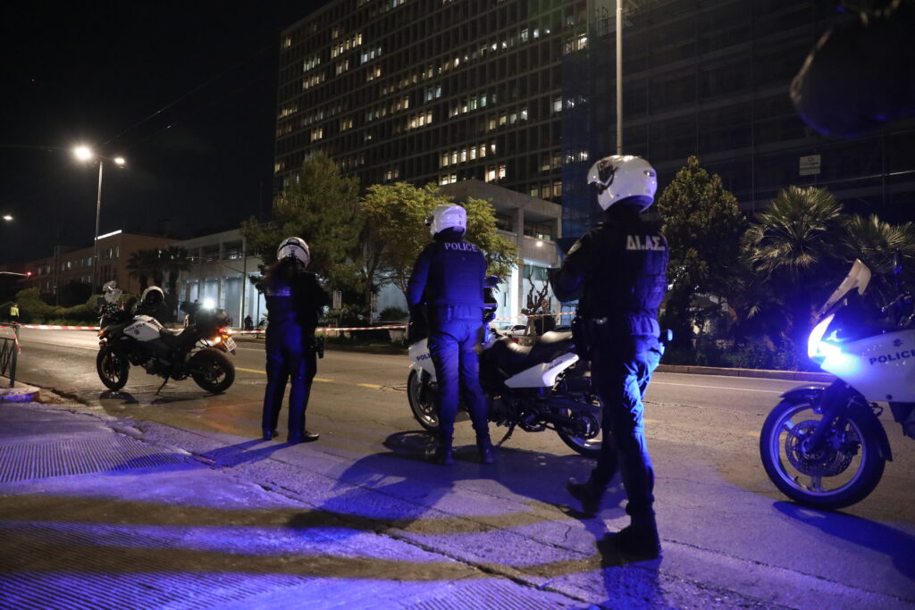 Για απόπειρα ανθρωποκτονίας κατηγορήθηκε ο 35χρονος, που επιτέθηκε με τσεκούρι σε αστυνομικό