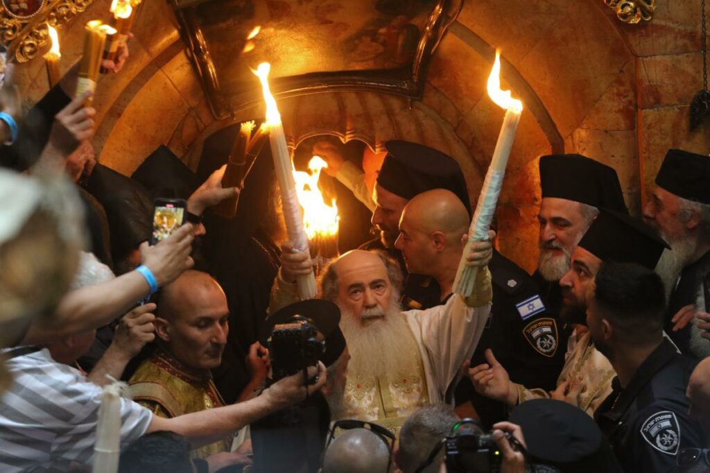 Θρίλερ με το Άγιο Φως: Τα σενάρια που εξετάζονται για τη μεταφορά του στην Ελλάδα
