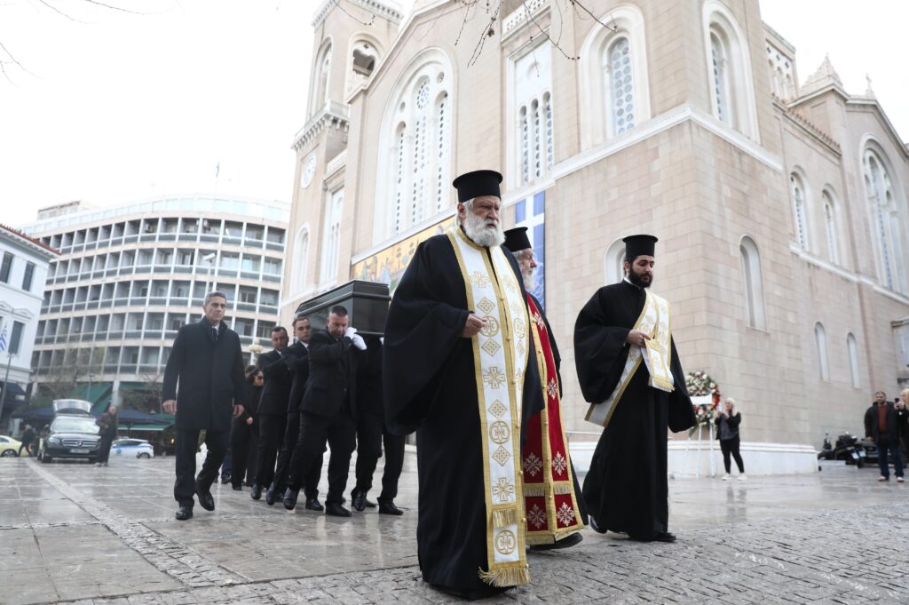 Το τελευταίο χειροκρότημα για τη Μαρινέλλα: Σε λαϊκό προσκύνημα η σορός της