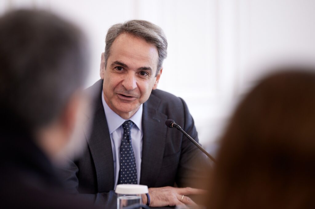 «Εξώστης»: Το Άγιο Φως των δημοσκοπήσεων και η επιστροφή του «ασώτου» Μάκη