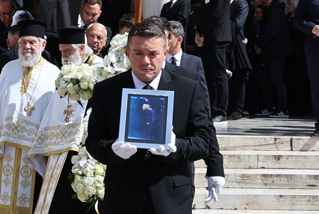 Η Ελλάδα αποχαιρέτησε τη Μαρινέλλα -  Με χειροκροτήματα έφυγε η σορός από τη Μητρόπολη