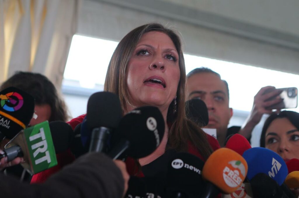 Δίκη για τα Τέμπη: Πανδαιμόνιο στο Εφετείο Λάρισας με φωνές, διακοπές και σφοδρές διαμαρτυρίες συγγενών και δικηγόρων για την καταλληλότητα της αίθουσας