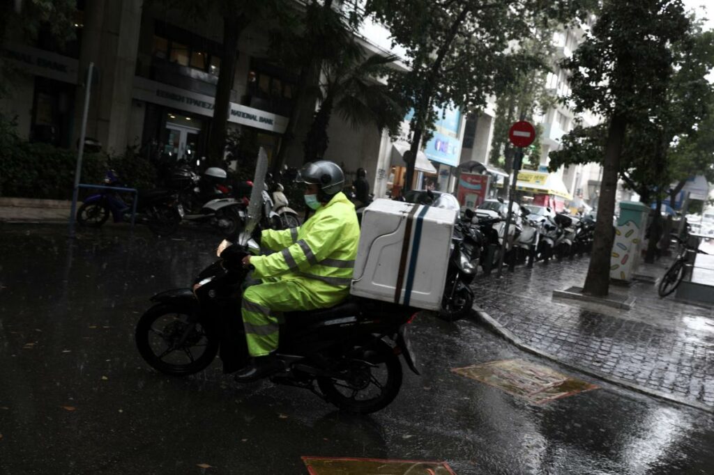 Έκτακτα μέτρα για τους εργαζόμενους λόγω κακοκαιρίας: Πού σταματούν υποχρεωτικά οι δουλειές από το απόγευμα