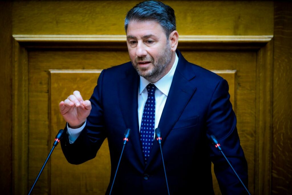 ΠΑΣΟΚ: Επιμένει στο αίτημα για πρόωρες εκλογές και ανεβάζει την πολιτική ένταση