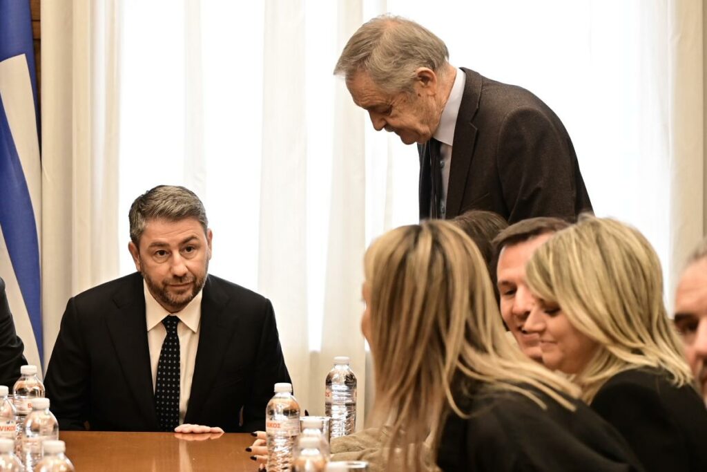 Σε τροχιά εκλογών το ΠΑΣΟΚ: Ο Ανδρουλάκης στήνει διπλό μέτωπο με ΝΔ και Τσίπρα
