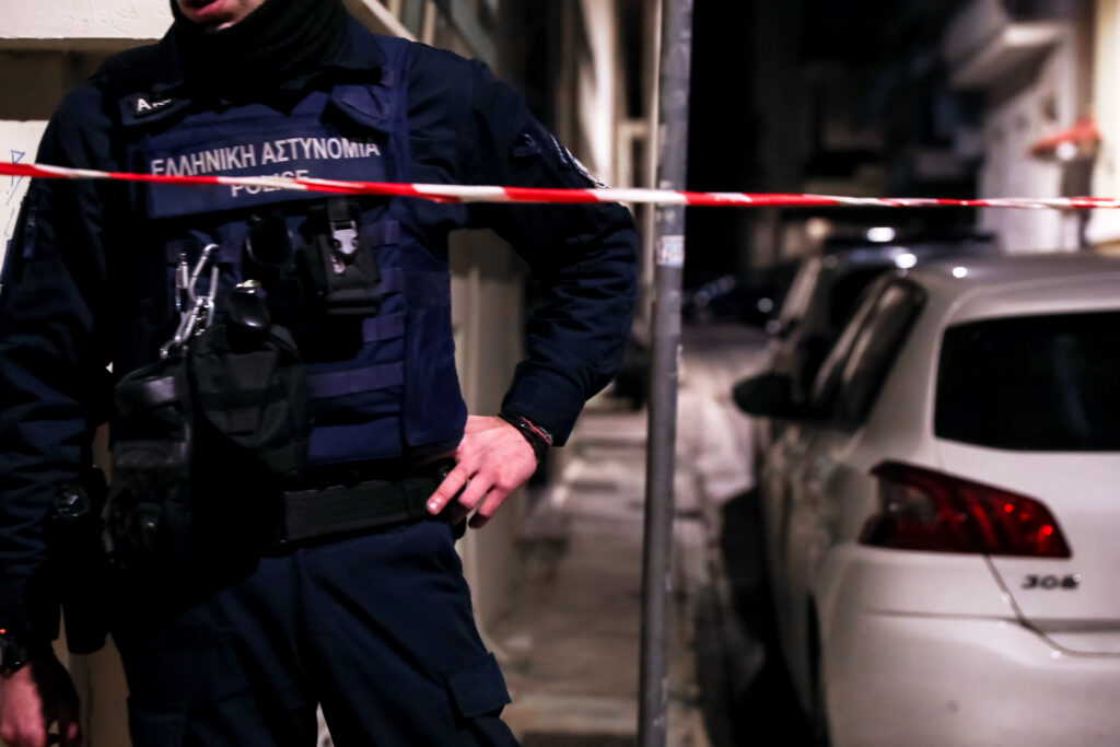«Θρίλερ» στην Παλλήνη με 50χρονο που βρέθηκε νεκρός σε χαντάκι με tie wrap στον λαιμό