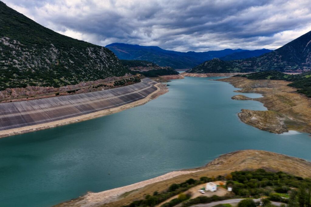 Μόρνος: Τριπλασιάστηκαν τα αποθέματα νερού και εξαφανίστηκε ξανά το χωριό Κάλλιο