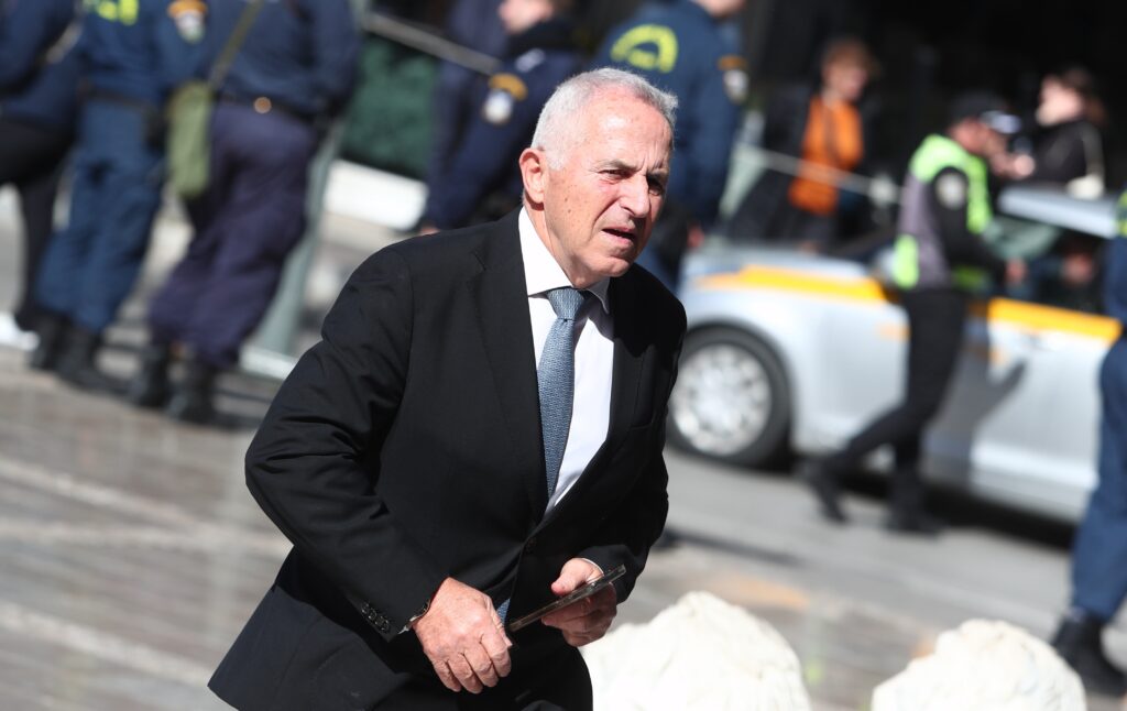 «Off the record»: Σε διπλό ταμπλό ο ναύαρχος, αποφεύγει τους βουλευτές της ΝΔ ο Μητσοτάκης