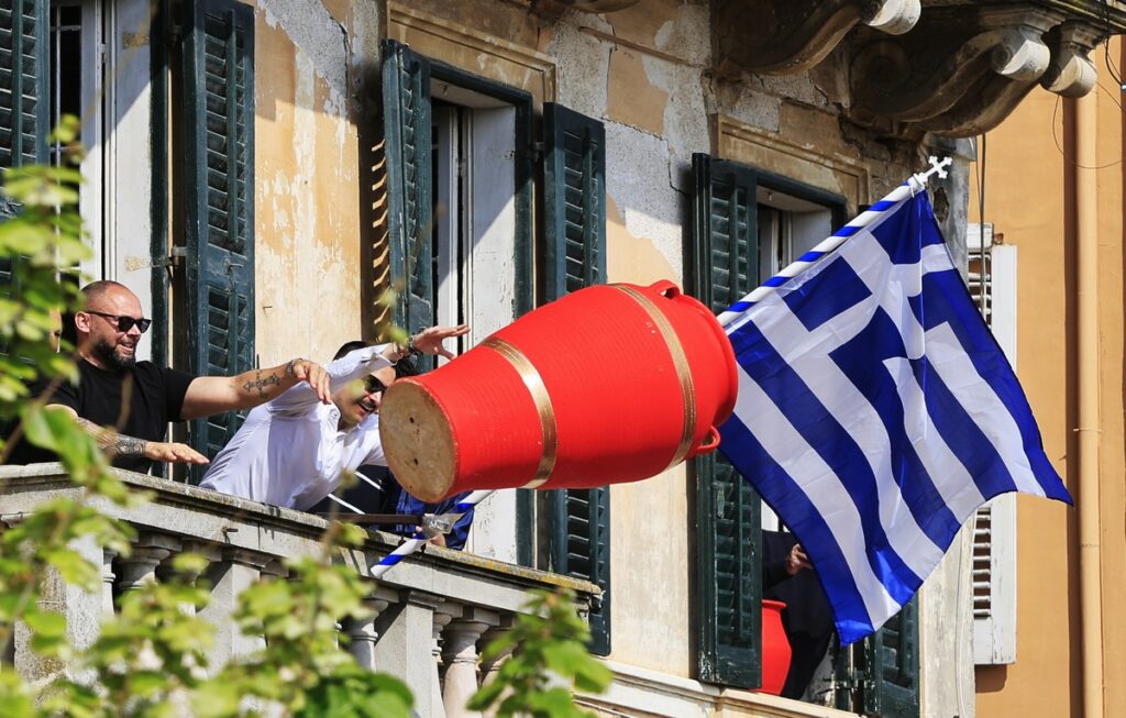 Ελληνικό Πάσχα: 10 έθιμα που αντέχουν στον χρόνο