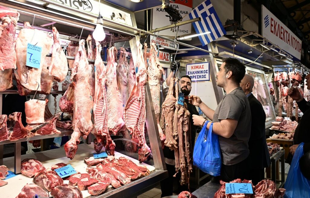 Σύγκριση τιμών: Πόσο πιο ακριβό είναι το πασχαλινό τραπέζι σε σχέση με το περυσινό