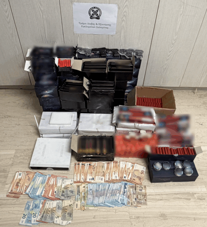 Σαλαμίνα: Κατασχέθηκαν πάνω από 2.000 κροτίδες και φωτοβολίδες