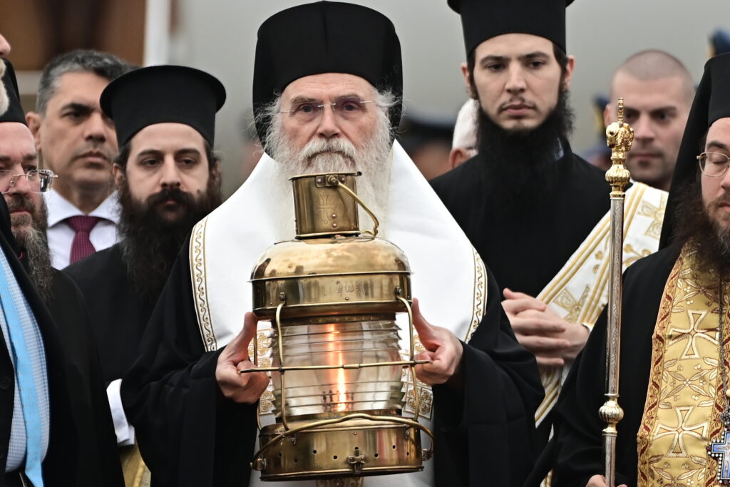 Έφθασε στην Ελλάδα το Άγιο Φως – Με τιμές αρχηγού κράτους η υποδοχή του