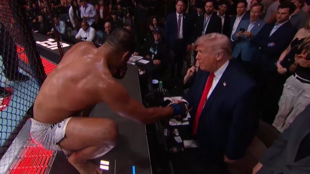 UFC: Ο Τραμπ άφησε πίσω το ναυάγιο με το Ιράν και πήγε στην αρένα του Μαϊάμι για νέο πολιτικό σόου (Βίντεο)